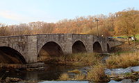 Eine alte Steinbrücke